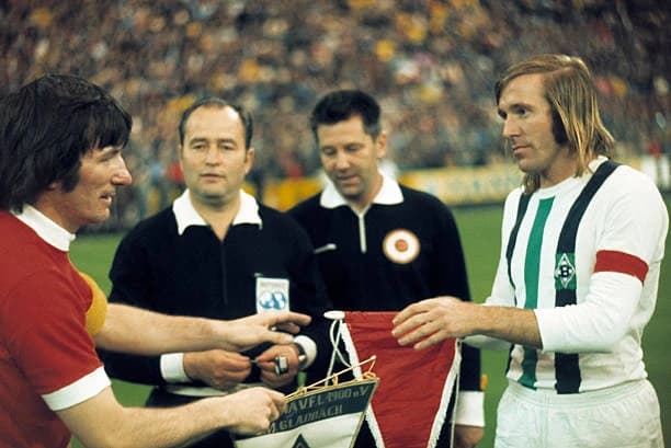 Günter Netzer i Tommy Smith (Liverpool) u finalu kupa UEFA 1973 (Liverpool - M'Gladbach)