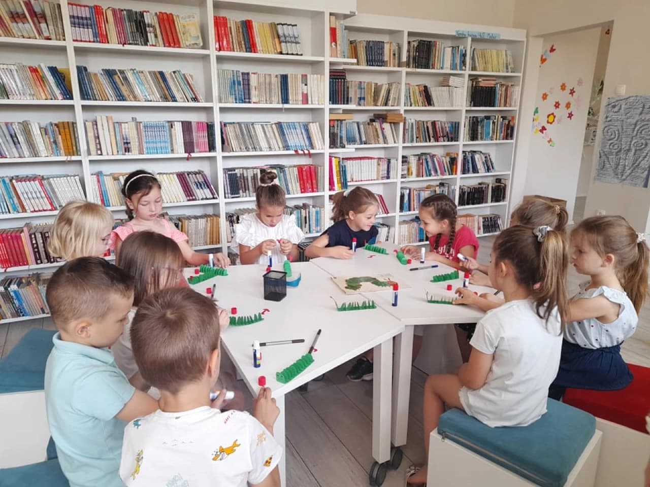 Krijesnice i gladna gusjenica