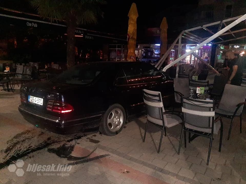 Mostar: Uletio autom na terasu kafića i rasturio je