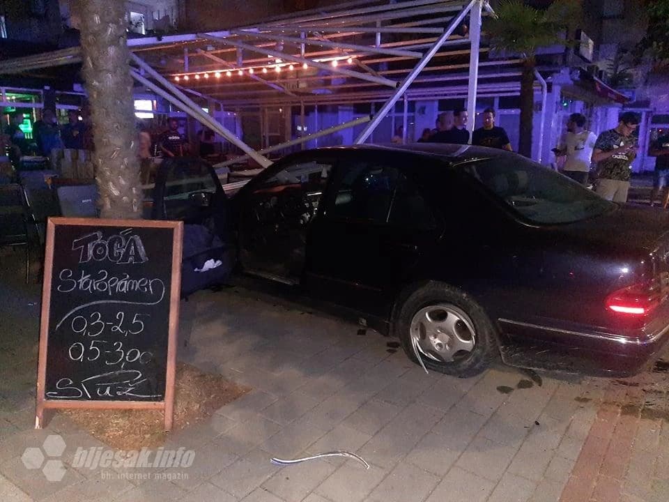 Mostar: Uletio autom na terasu kafića i rasturio je