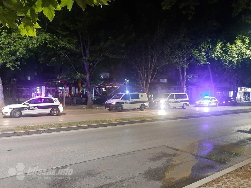 Mostar: Uletio autom na terasu kafića i rasturio je