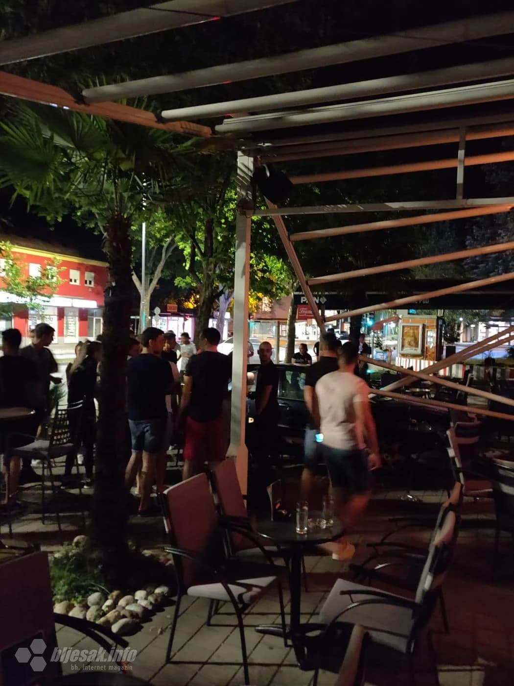 Mostar: Uletio autom na terasu kafića i rasturio je