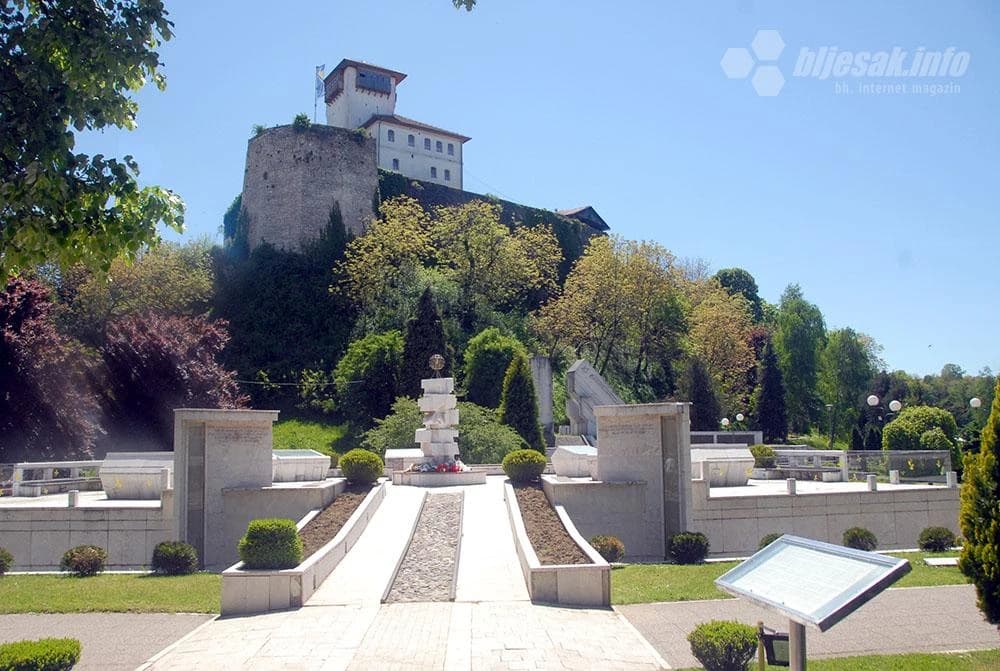 …i spomenik šehidima i poginulim borcima Armije RBiH