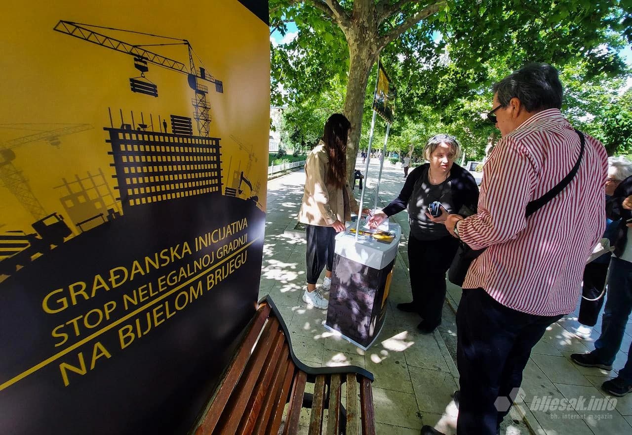 Potpisivanje peticije na Španjolskom trgu