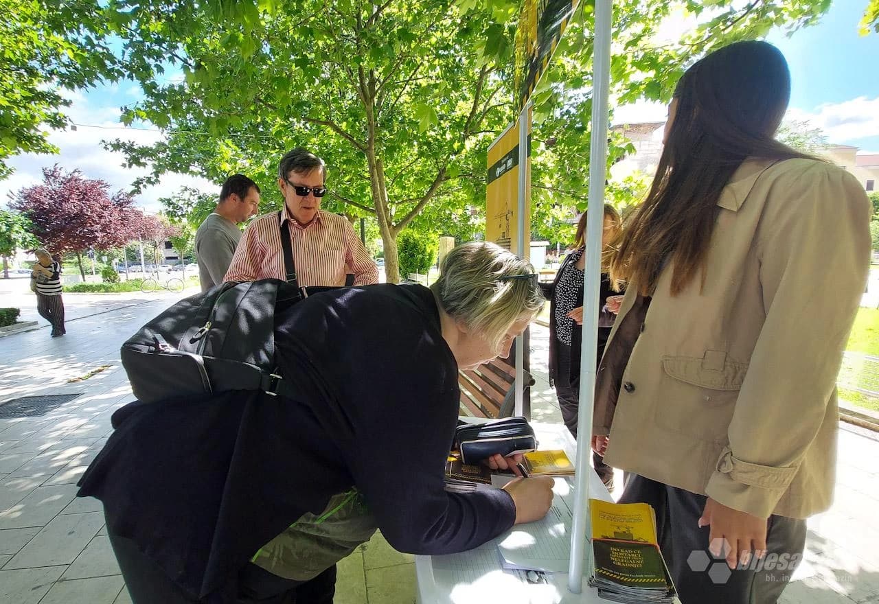 Potpisivanje peticije na Španjolskom trgu