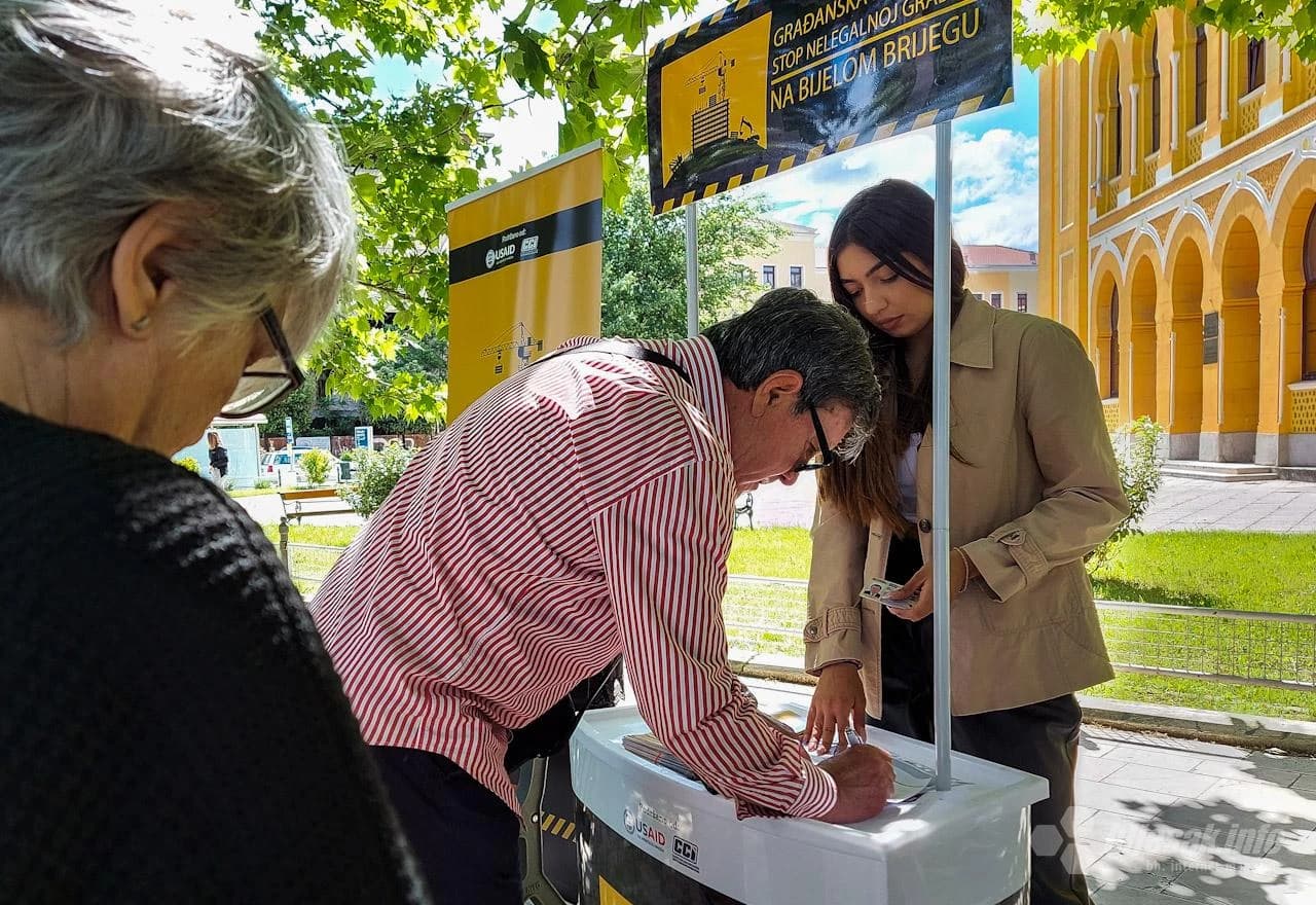 Potpisivanje peticije na Španjolskom trgu