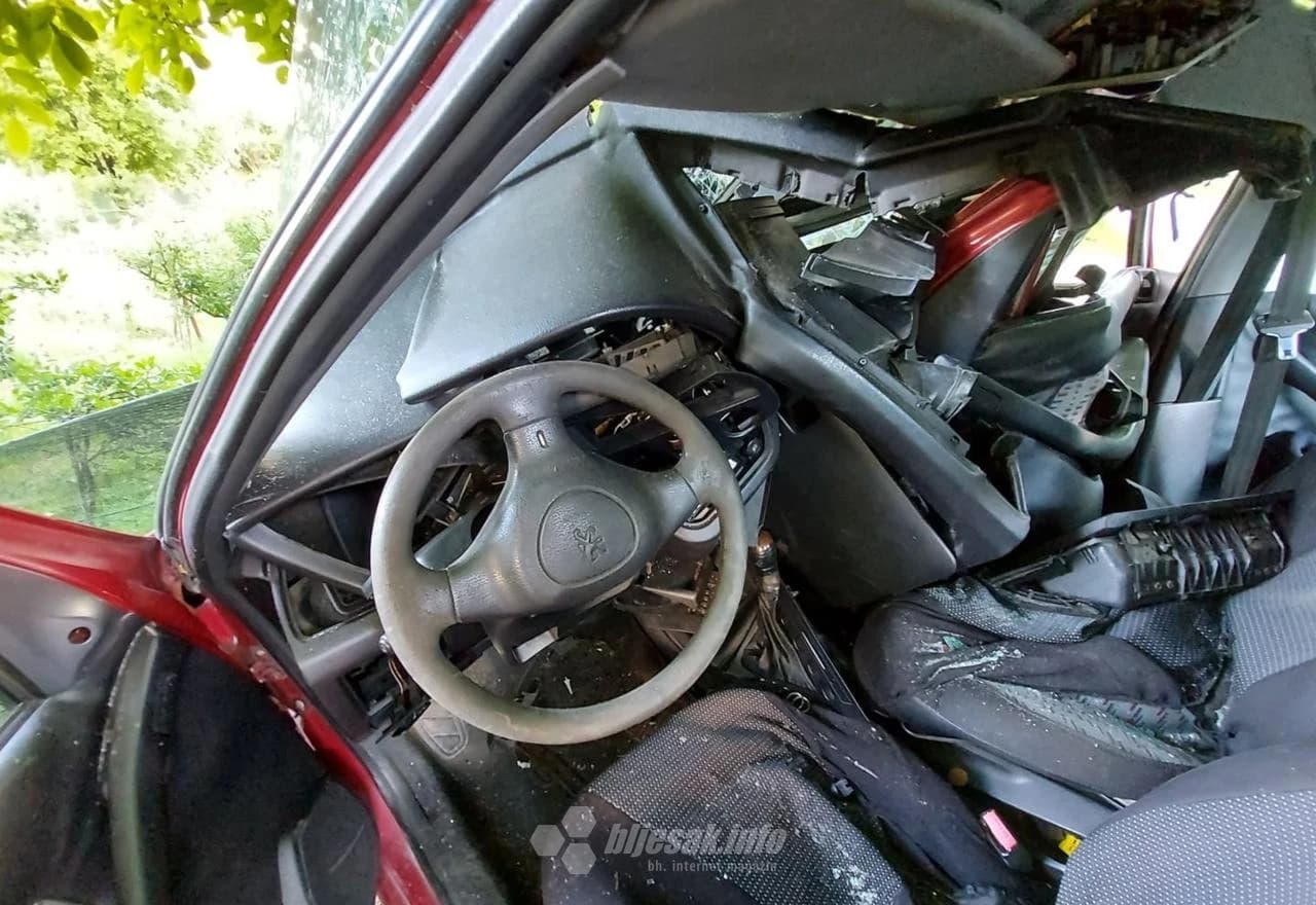 Vojno: Peugom udario u drvo