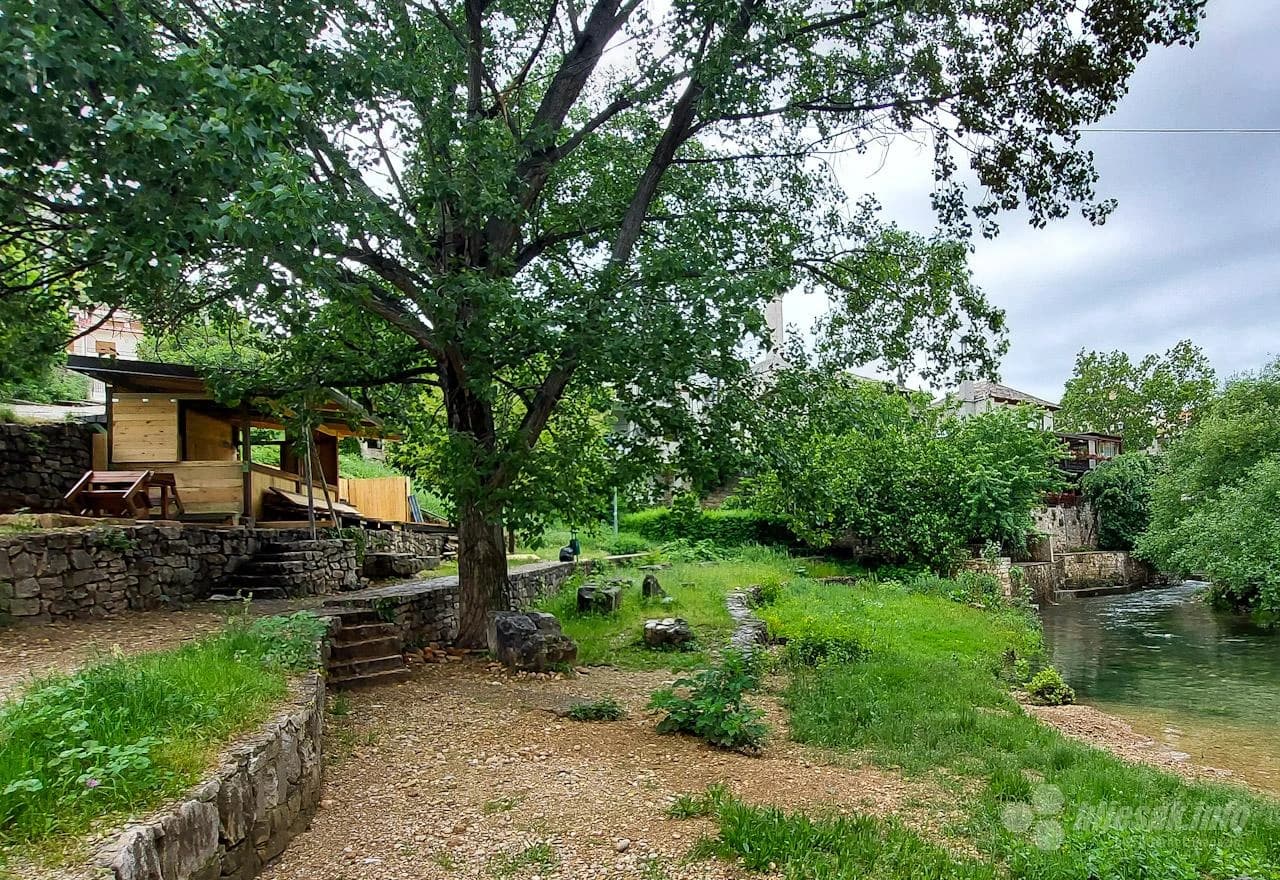radovi u zaštićenoj zoni na platou ispod Starog mosta