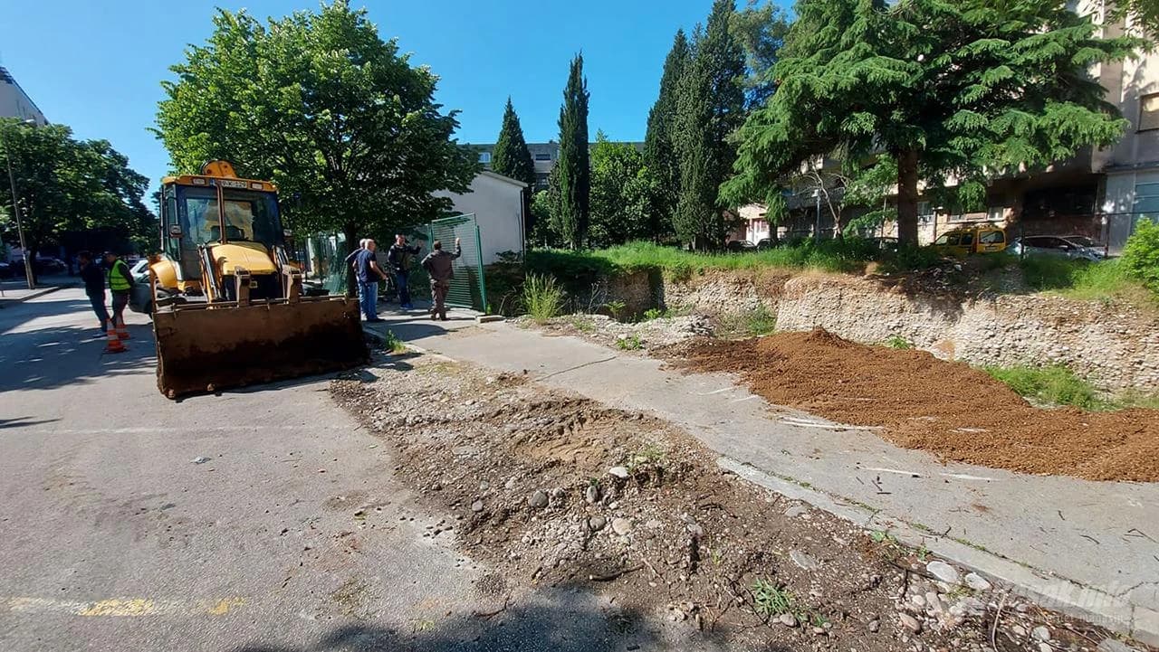 Zatrpavanje rupe u Ulici kneza Domagoja u Mostaru