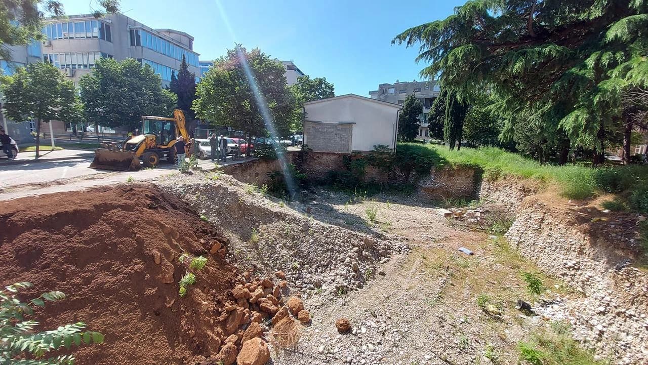 Zatrpavanje rupe u Ulici kneza Domagoja u Mostaru