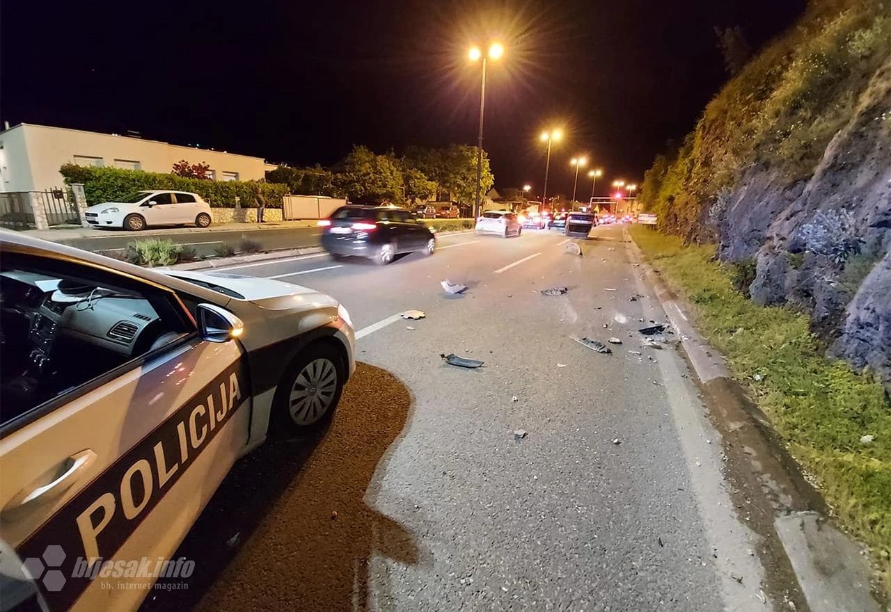 Mostar: Passat završio na krovu