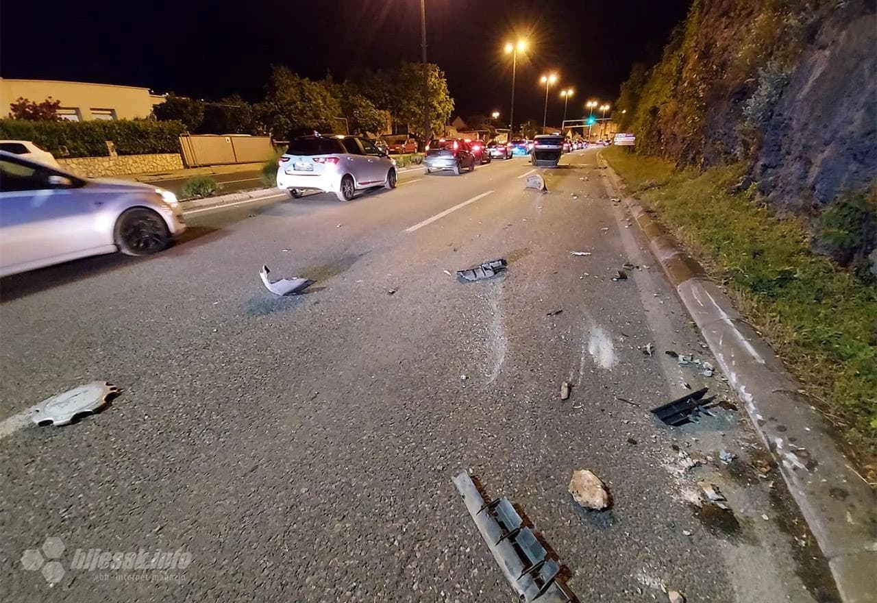 Mostar: Passat završio na krovu