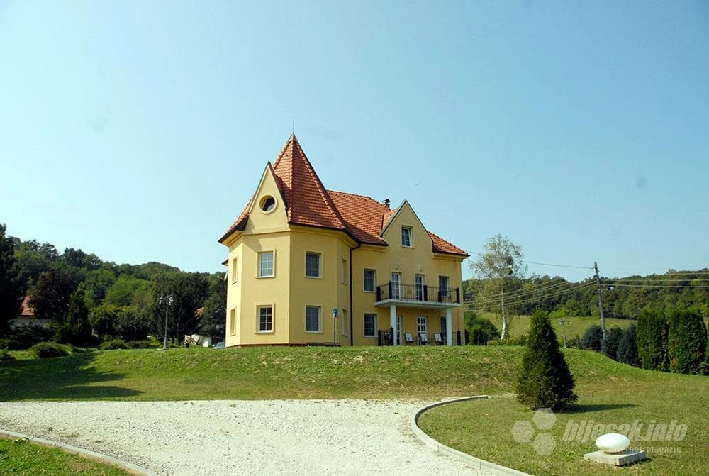 Jedna od kurija na prilazima Krapinskim Toplicama