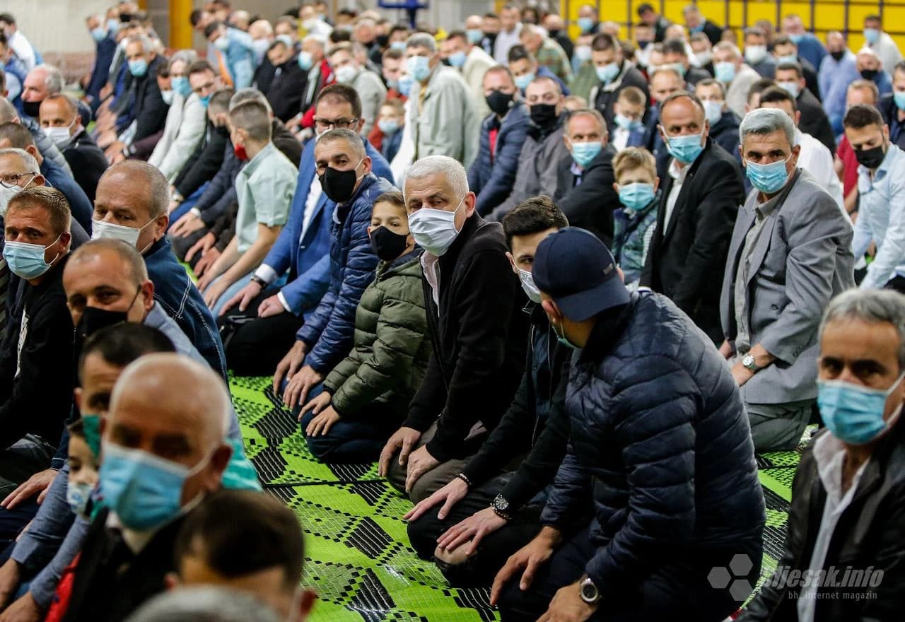 Klanjanje bajram namaza u Sjevernom logoru 