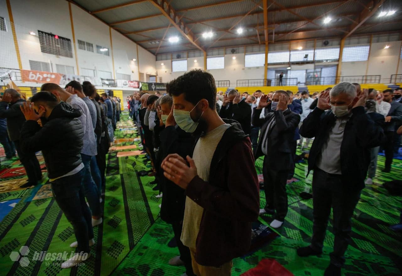 Klanjanje bajram namaza u Sjevernom logoru 