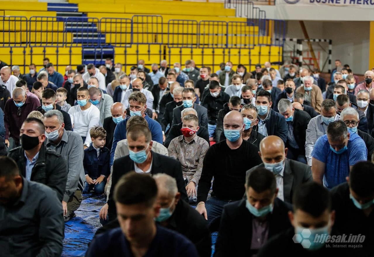 Klanjanje bajram namaza u Sjevernom logoru 