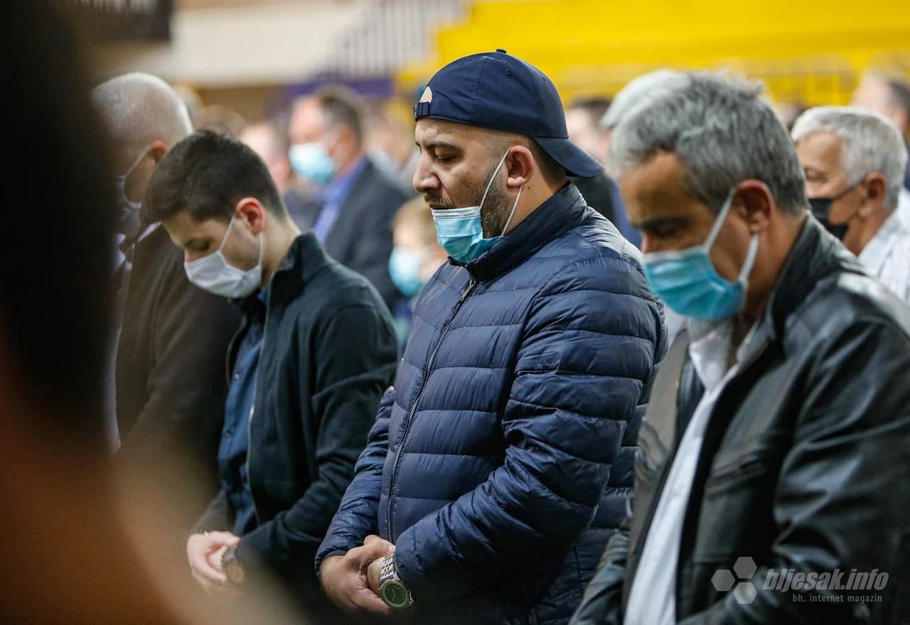 Klanjanje bajram namaza u Sjevernom logoru 