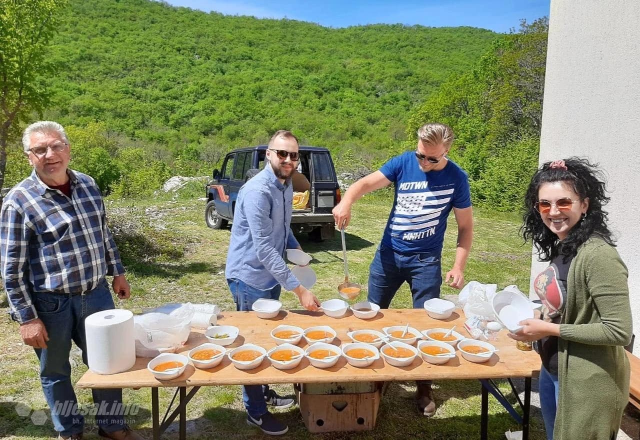 Druženje vjernika nakon Misnog slavlja 