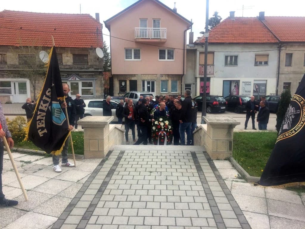 Susret pripadnika oklopnih postrojbi HV i HVO-a