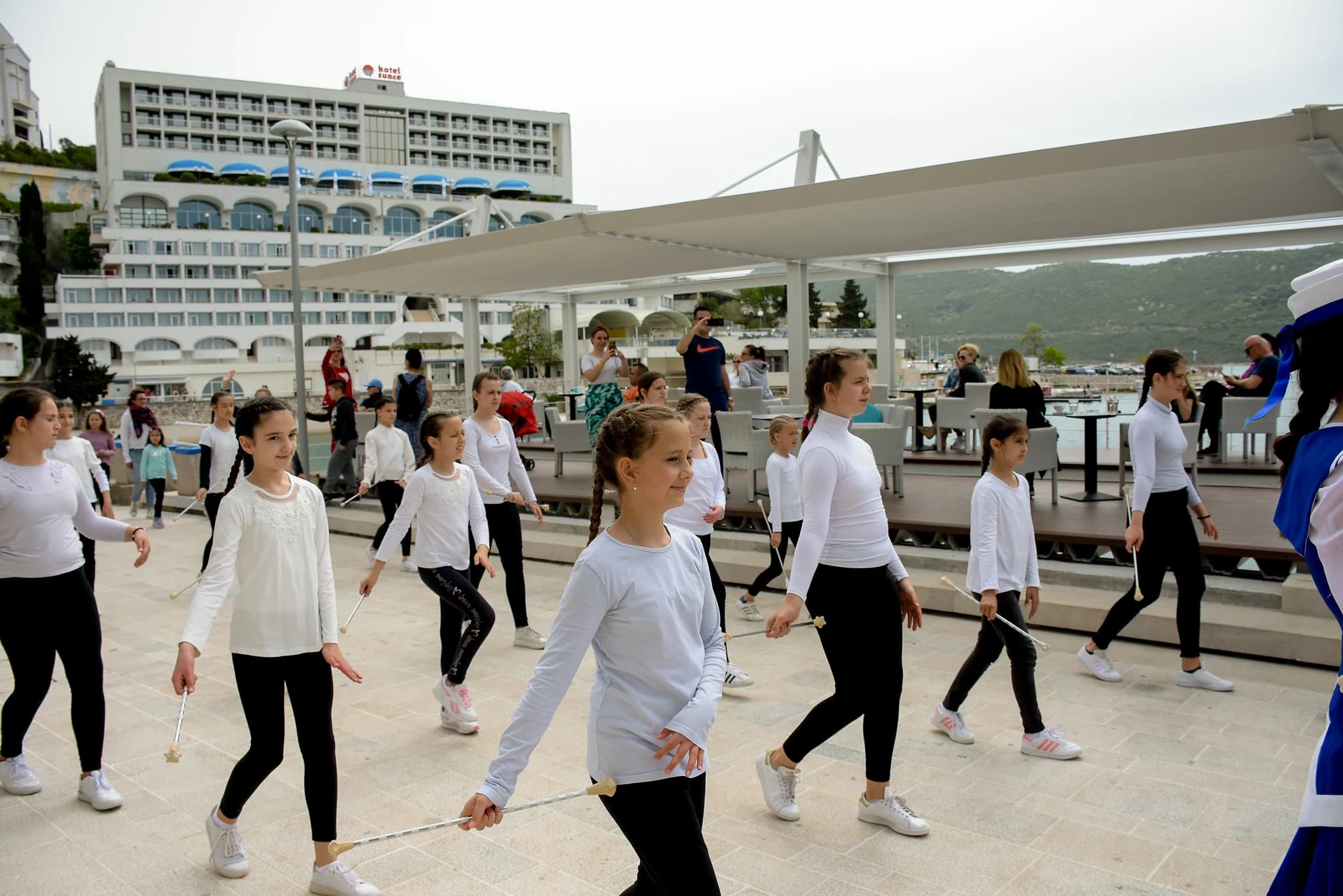 Prvomajski defile neumskih mažoretkinja