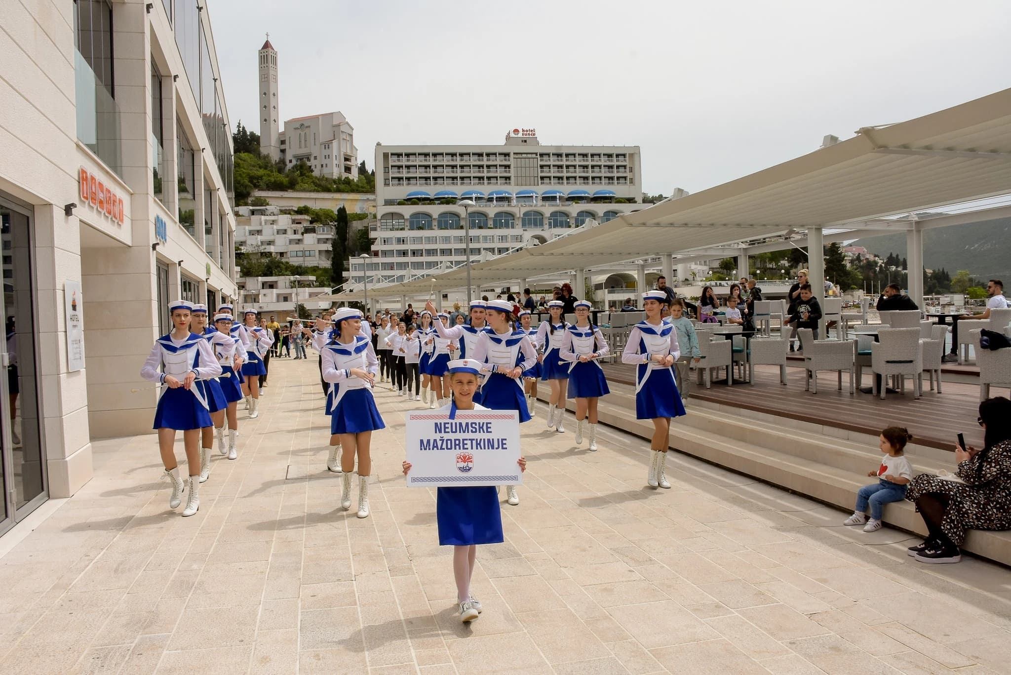 Prvomajski defile neumskih mažoretkinja