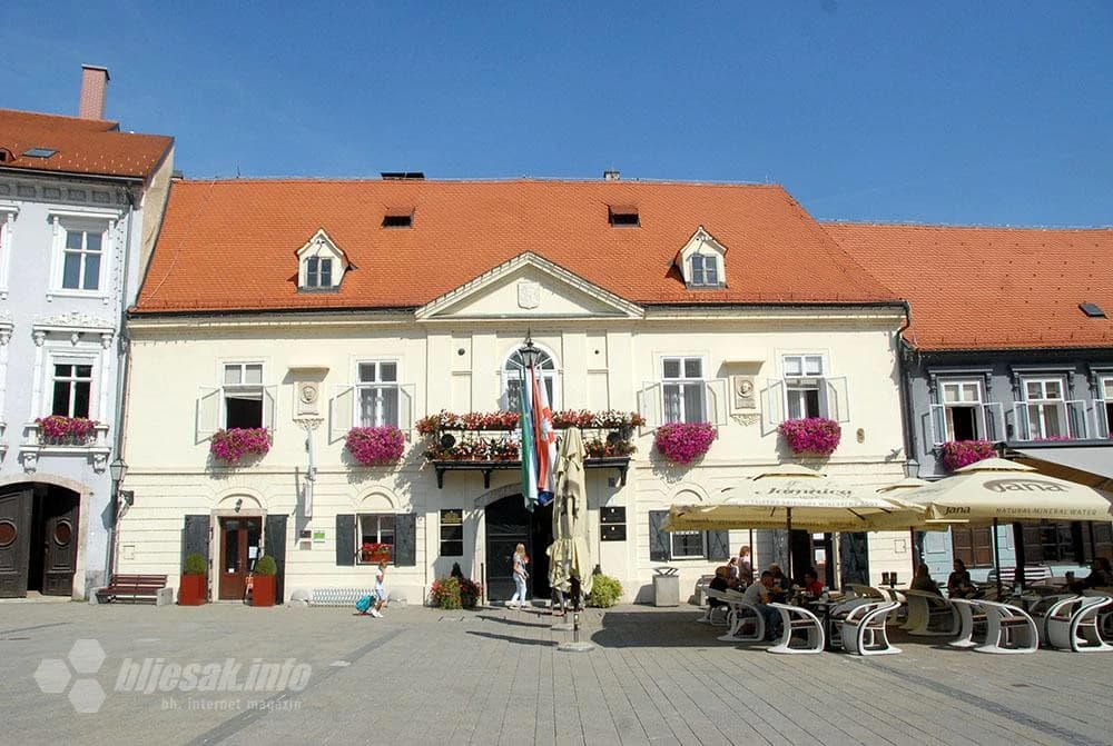 Na gradskoj vijećnici stoje…