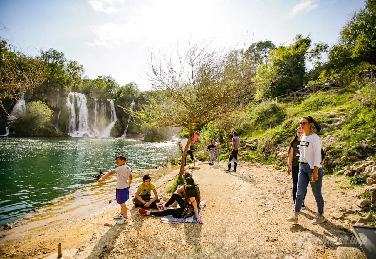 Vodopad 'Kravica' prepun ljudu u doba pandemije