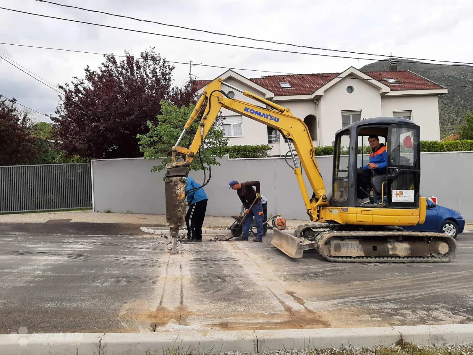 Reže se tek postavljeni asfalt u Ulici Blajburških žrtava