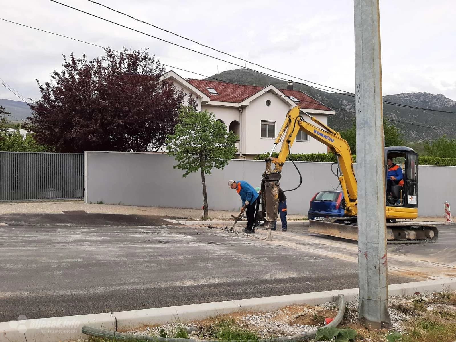 Reže se tek postavljeni asfalt u Ulici Blajburških žrtava
