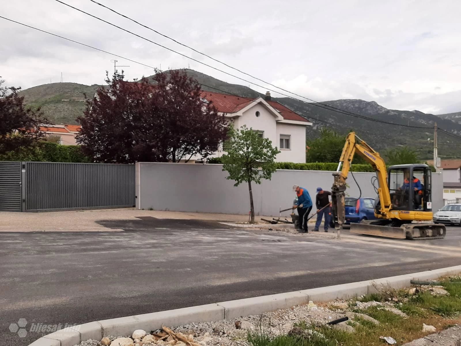 Reže se tek postavljeni asfalt u Ulici Blajburških žrtava