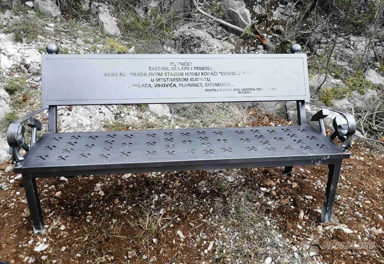 Postavljanje klupe 17. travnja