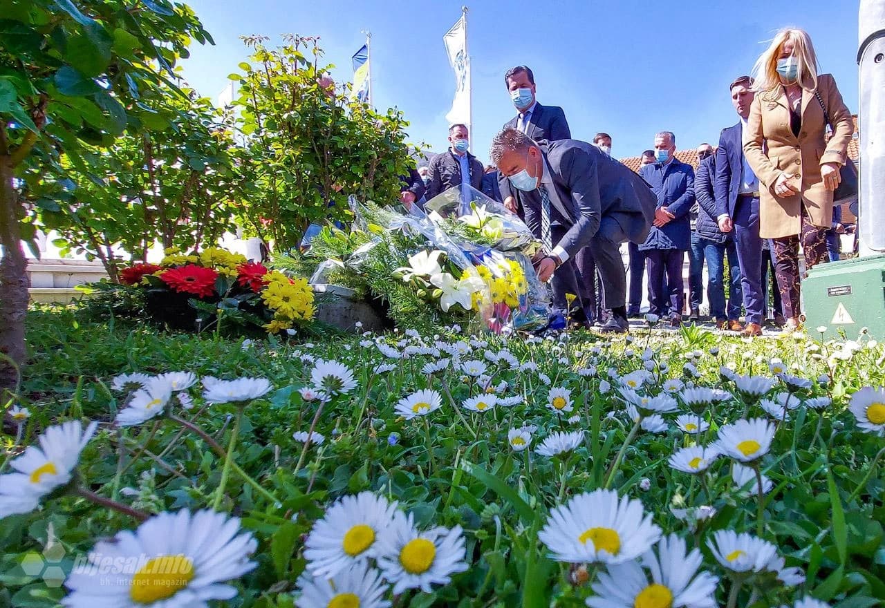 Polaganje cvijeća na Šehitlucima
