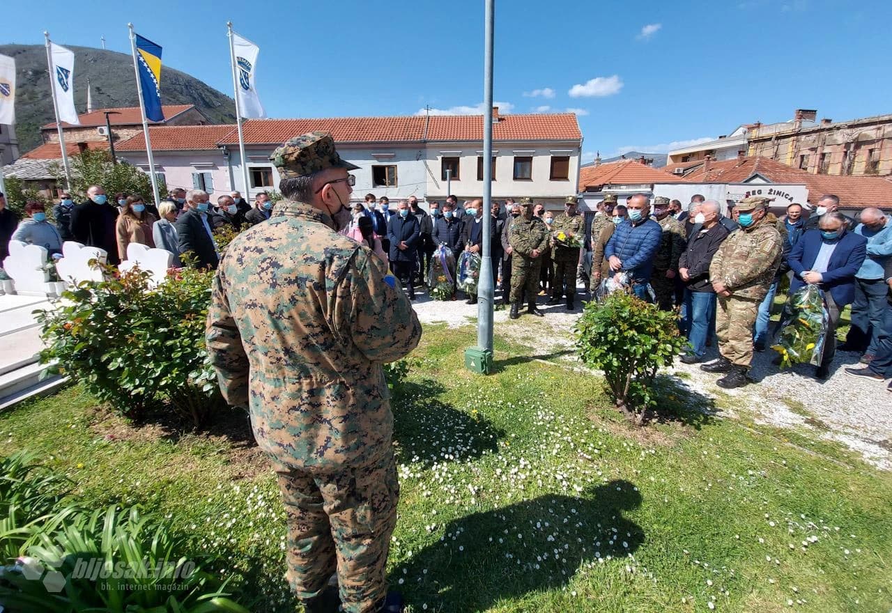 Polaganje cvijeća na Šehitlucima