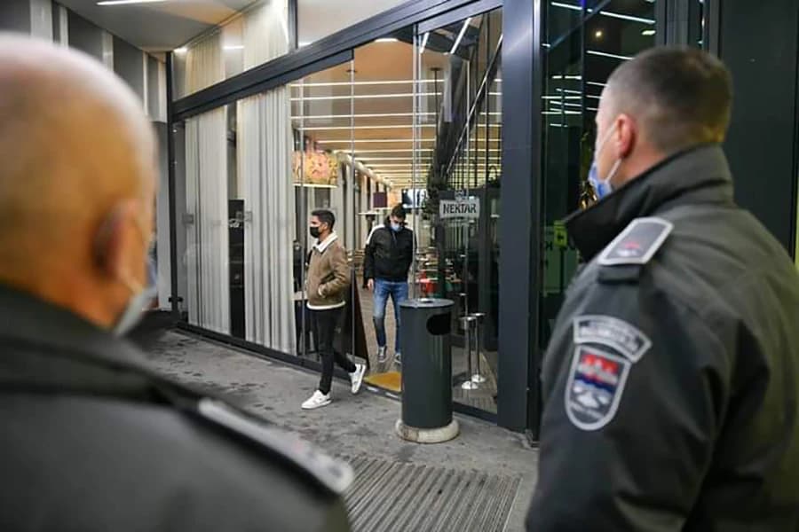 Komunalna policija ispred restorana Agape