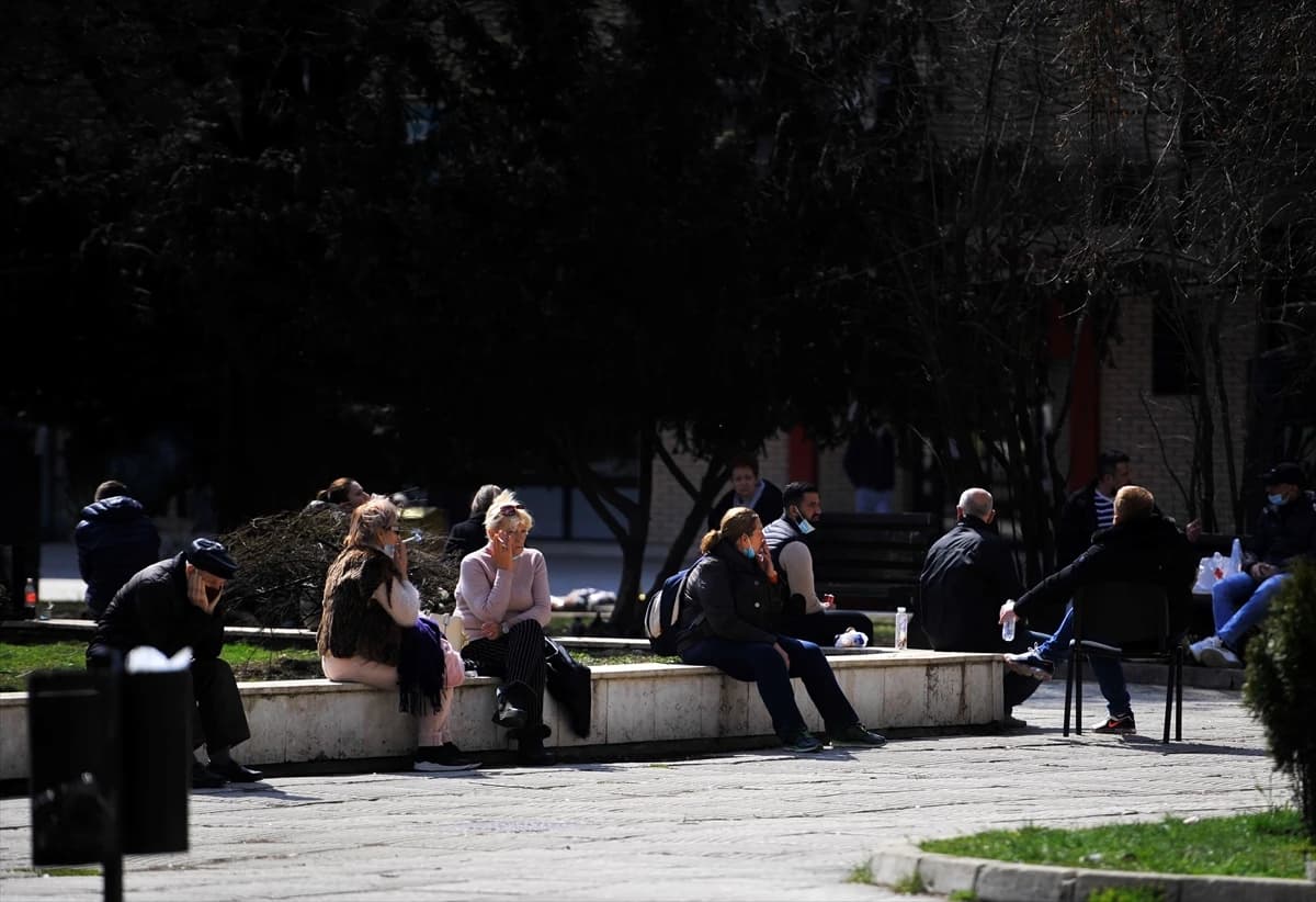 Građani kavu piju u parkovima, u kafiću sjede likovi iz crtića