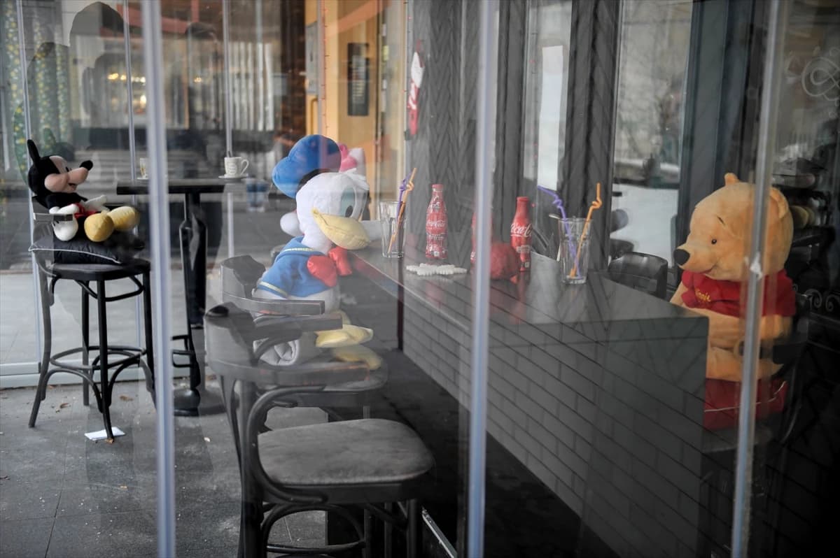 Građani kavu piju u parkovima, u kafiću sjede likovi iz crtića