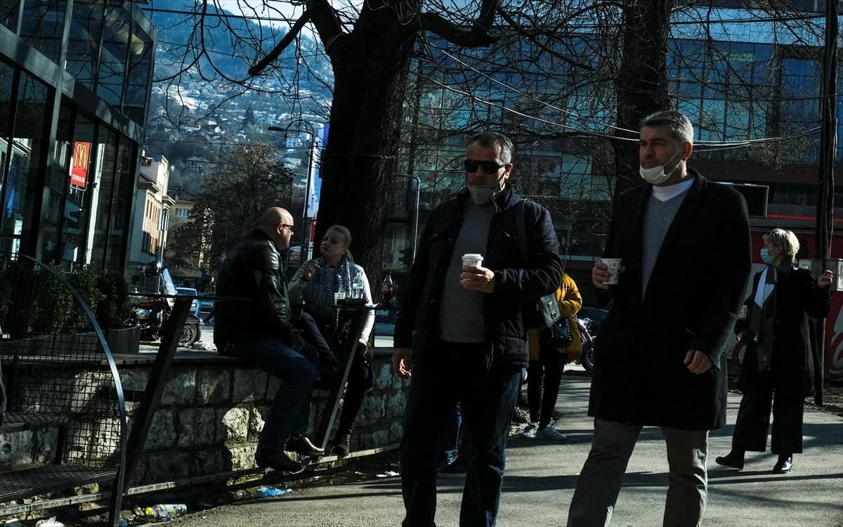 Građani kavu piju u parkovima, u kafiću sjede likovi iz crtića