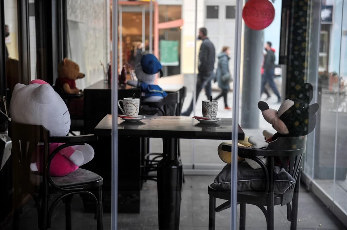 Građani kavu piju u parkovima, u kafiću sjede likovi iz crtića