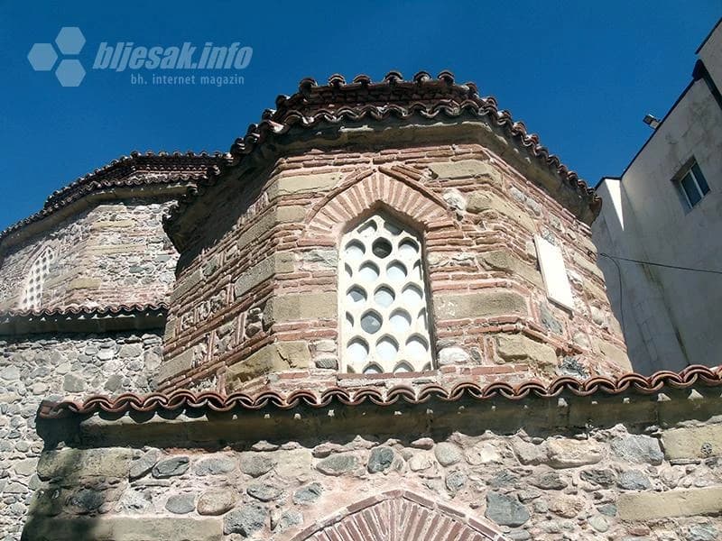 Jedan od mnogo džamijskih prozora