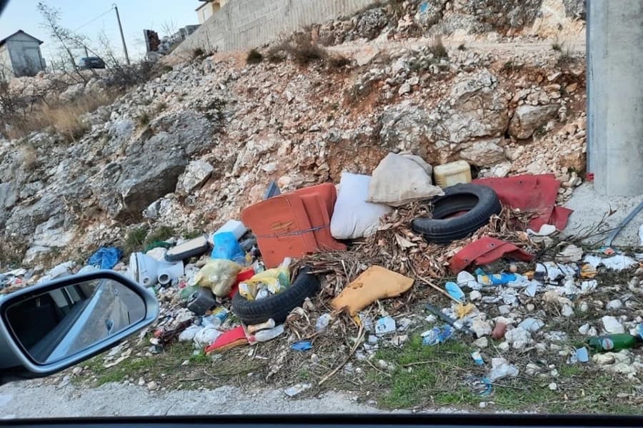 Smeće na putu za Forticu