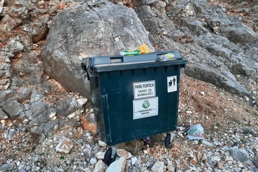 Smeće na putu za Forticu