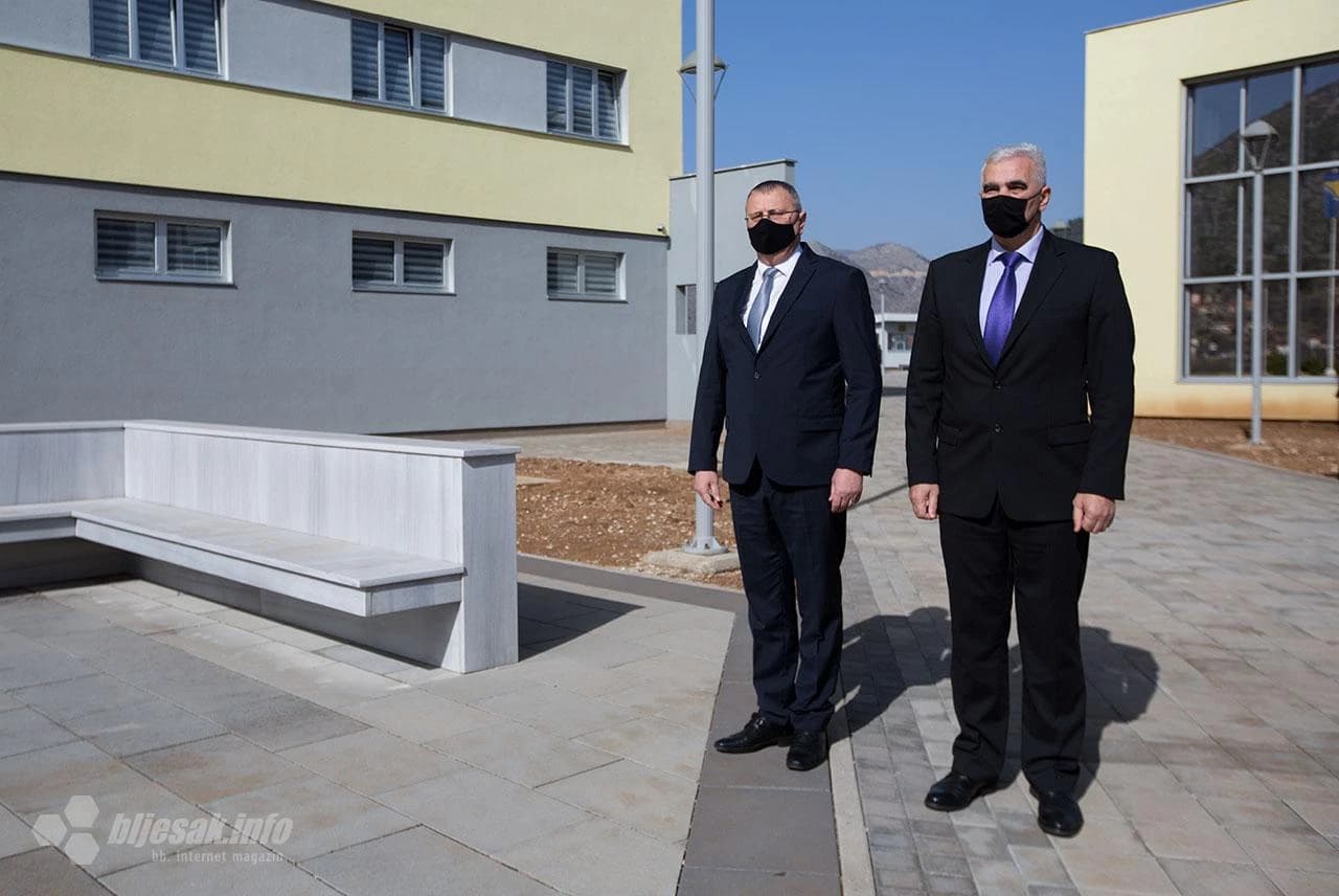 U Agenciji za školovanje i stručno usavršavanje kadrova (AEPTM) u četvrtak je u čin "policajca" promovirano osam kadeta Državne agencije za istrage i zaštitu SIPA.