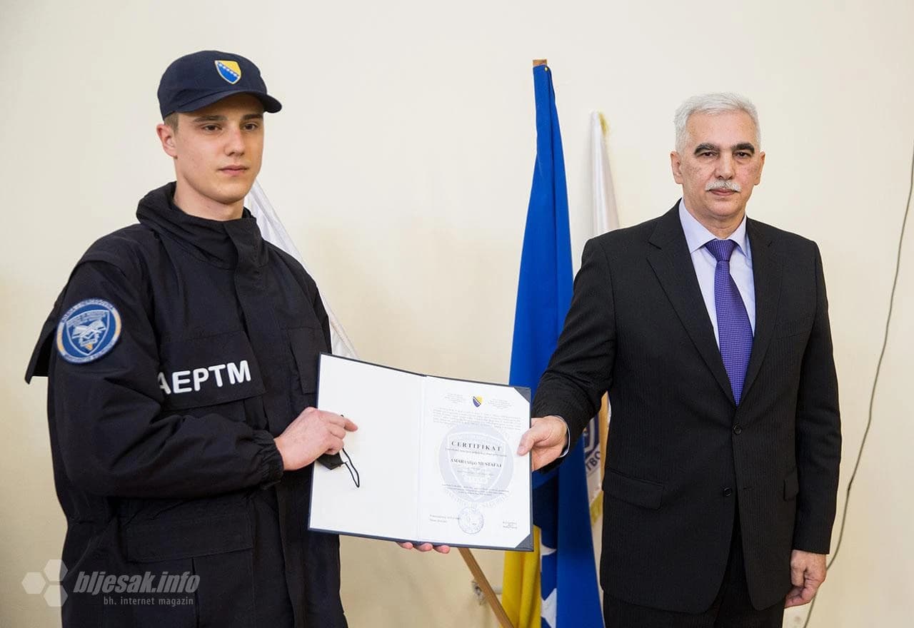 U Agenciji za školovanje i stručno usavršavanje kadrova (AEPTM) u četvrtak je u čin "policajca" promovirano osam kadeta Državne agencije za istrage i zaštitu SIPA.