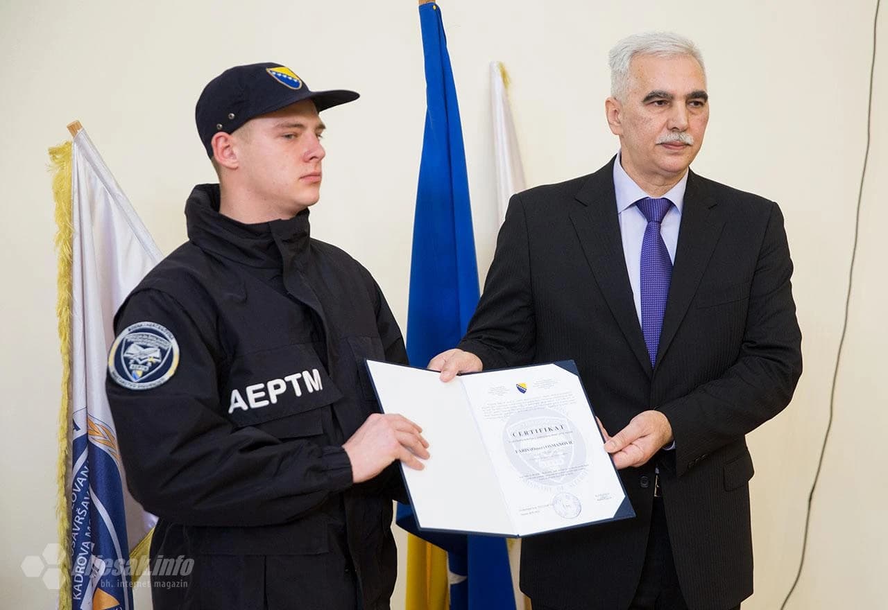U Agenciji za školovanje i stručno usavršavanje kadrova (AEPTM) u četvrtak je u čin "policajca" promovirano osam kadeta Državne agencije za istrage i zaštitu SIPA.