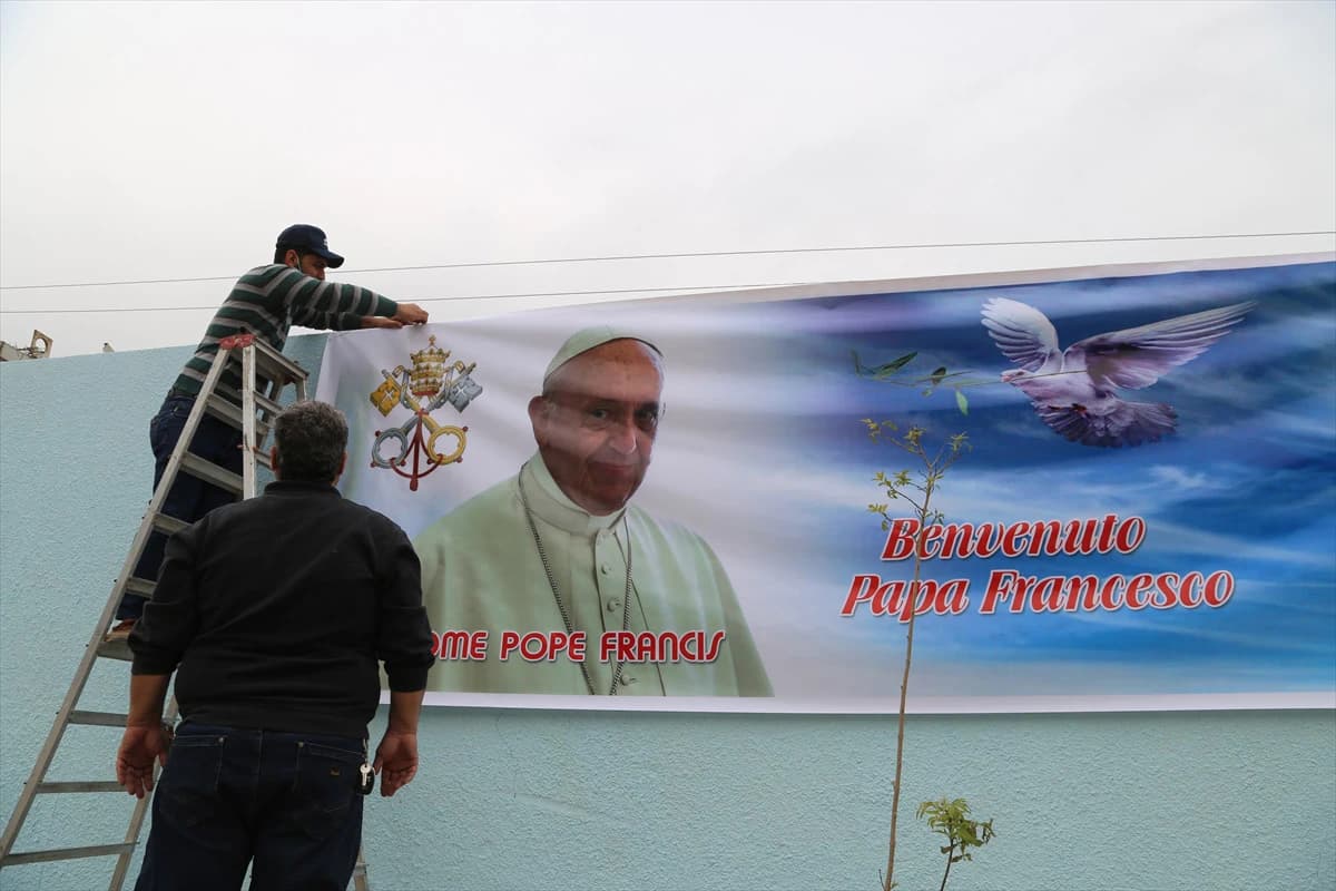 Na crkvi Mar Yusuf u Bagdadu i zidovima u okolini već su istaknuti posteri