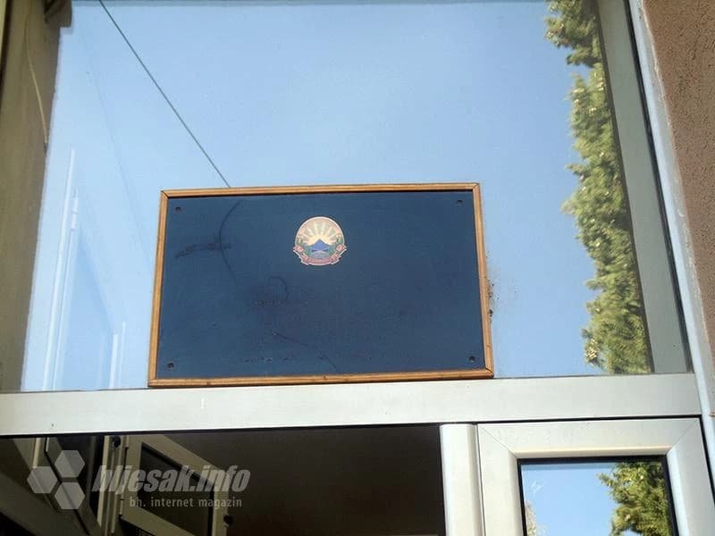 Fali samo petokraka. Ili ne fali?