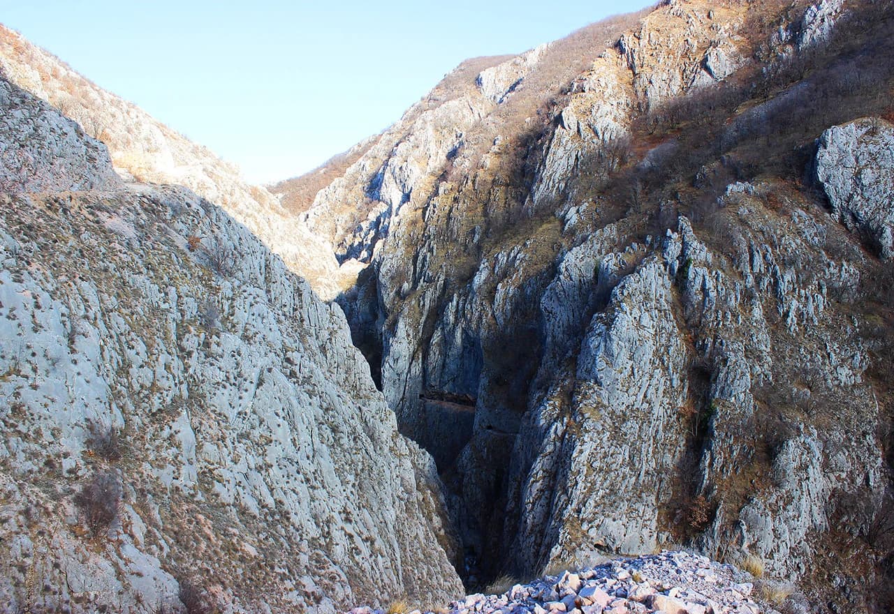 Na trasi od stećaka na Ričini pa sve do akumulacije Tribistovo u tijeku su zemljani radovi 
