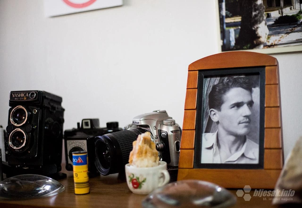 Mali kutak u Ćirinom ateljeu u Mostaru gdje sve podsjeća na prošlost