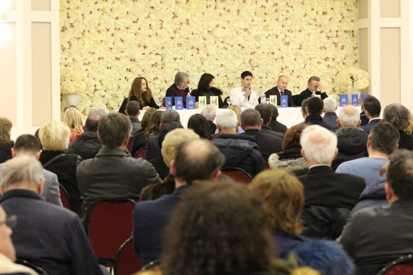 Na samom početku večeri, nazočni su se prisjetili svih stradalih u sretničkoj tragediji