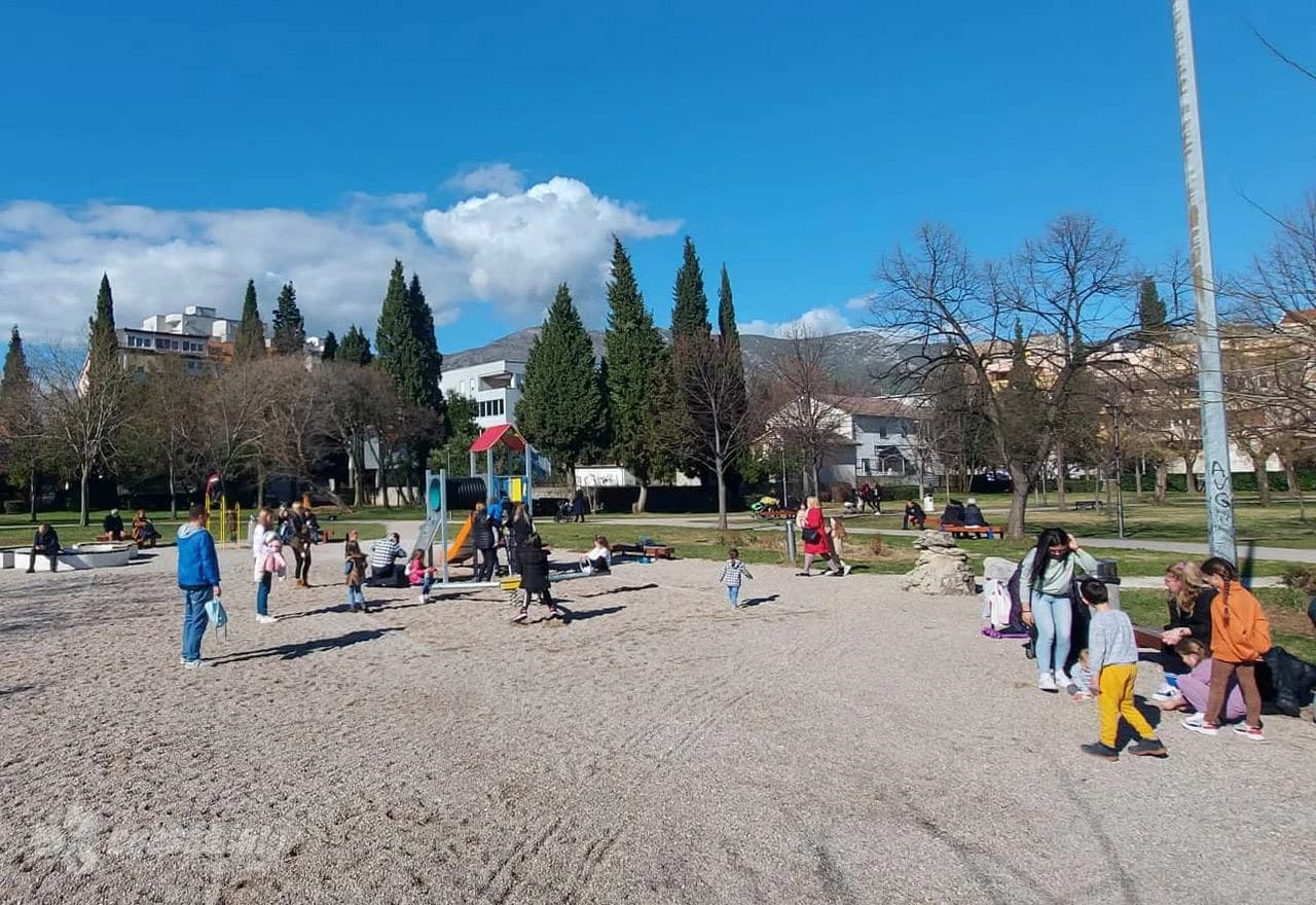 Sunčan dan i komadić prirode u mostarskom parku Zrinjevac